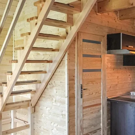 2 Bedroom Beautiful In Casa de Férias *